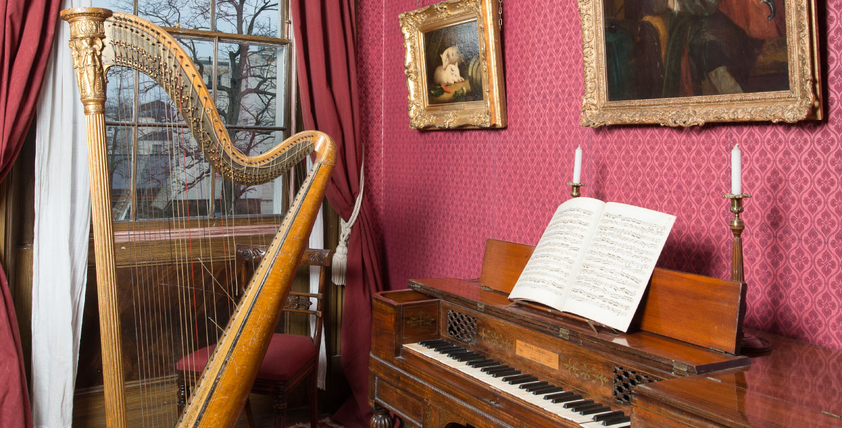 A harp and piano in Holst Museum 